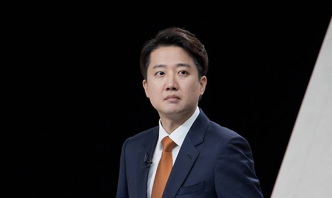 이준석 개혁신당 대통령 후보가 27일 서울 상암동 문화방송(MBC)에서 열린 21대 대선 후보 3차 티브이(TV) 토론회에 참석해 토론회를 준비하고 있다. 국회사진기자단