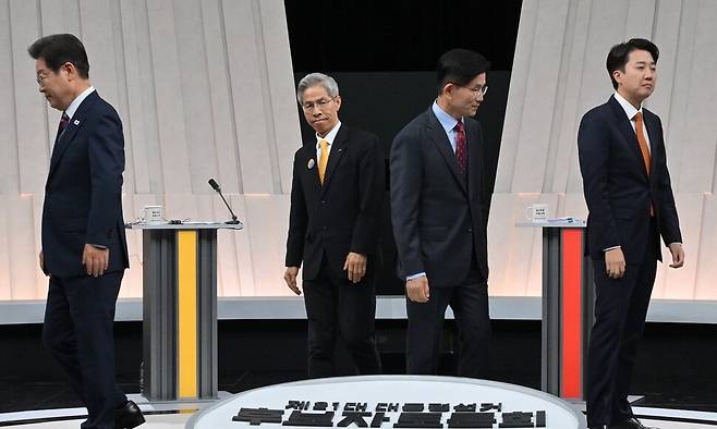이재명 더불어민주당 대통령 후보(왼쪽부터)와 권영국 민주노동당 후보, 김문수 국민의힘 후보, 이준석 개혁신당 후보가 27일 서울 마포구 상암동 문화방송(MBC) 스튜디오에서 진행된 정치 분야 티브이(TV) 토론회에 앞서 포즈를 취한 후 자리로 향하고 있다. 국회사진기자단
