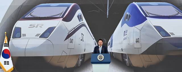 2023년 6월7일 당시 대통령 윤석열이 충북 청주시 청원구 문화제조창 중앙광장에서 열린 ‘평택~오송 고속철도 2복선화 착공 기념식\'에 참석해 기념사를 하고 있다. 대통령실사진기자단