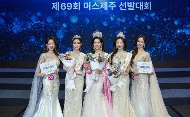 27일 제주 제주시 제주신화월드 랜딩볼룸에서 열린 ‘2025 미스제주 선발대회’에서 ‘진’(眞)은 함지윤(23‧가운데)씨가 차지했다. 선은 조윤서(24‧오른쪽 두번째)씨가, 미는 김시흔(26‧왼쪽 두 번째)씨, 와일드카드에는 강지선(24‧맨 왼쪽)씨와 이연재(25‧맨 오른쪽)씨가 각각 선정됐다.