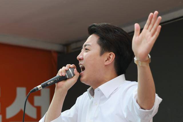 개혁신당 이준석 대선 후보가 28일 서울 강남역 일대에서 유세하고 있다. 연합뉴스