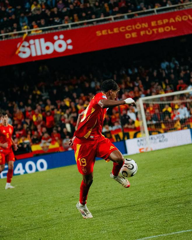 스페인 야말이 24일 네덜란드와의 2024~25 UNL 8강 2차전 연장 전반 당시 팀의 추가 골을 터뜨리는 장면. 사진=야말 SNS