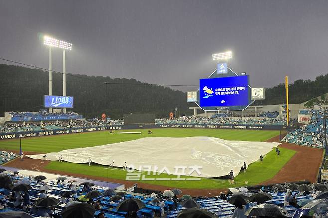 폭우가 쏟아진 대구삼성라이온즈파크. 대구=윤승재 기자