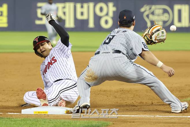 2025 KB0리그 프로야구 LG트윈스와 한화이글스의 경기가 28일 오후 서울 잠실야구장에서 열렸다. 7회말 무사 1,2루 구본혁 타석 때 2루주자 문보경이 더블스틸을 시도하다 협살에 걸렸지만 3루에서 세이프하고 있다. 잠실=김민규 기자 mgkim1@edaily.co.kr