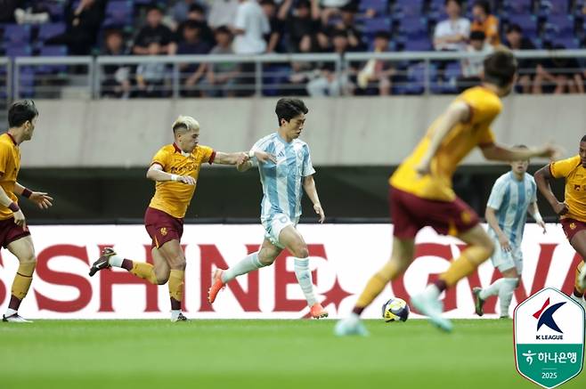 광주FC(노란색 상의)와 울산 HD의 하나은행 K리그1 2025 16라운드 경기 장면. 사진=프로축구연맹