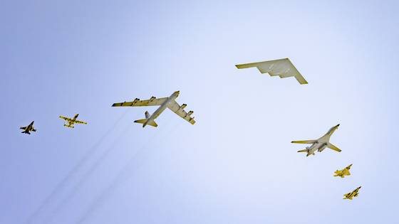 24일(현지시간) 미국 플로리다주 마이애미비치에서 열린 '현대 에어 앤 시 쇼'에서 미 공군의 F-16, A-10, B-52, B-2, B-1, F-22, F-15 편대(왼쪽부터)가 비행하고 있다. 미 공군