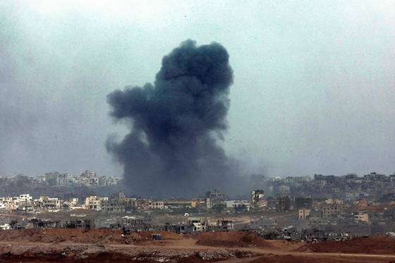 지난 27일 이스라엘의 폭격으로 연기 구름이 솟아오른 가자지구. AFP=연합뉴스