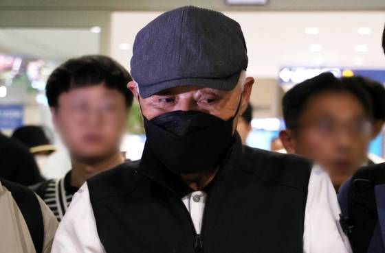 허재호 대주그룹 전 회장이 지난 27일 오후 뉴질랜드에서 구인돼 인천공항으로 송환되고 있다. 허 전 회장은 특정범죄 가중처벌 등에 관한 법률 위반(조세) 혐의로 기소됐다. 뉴스1