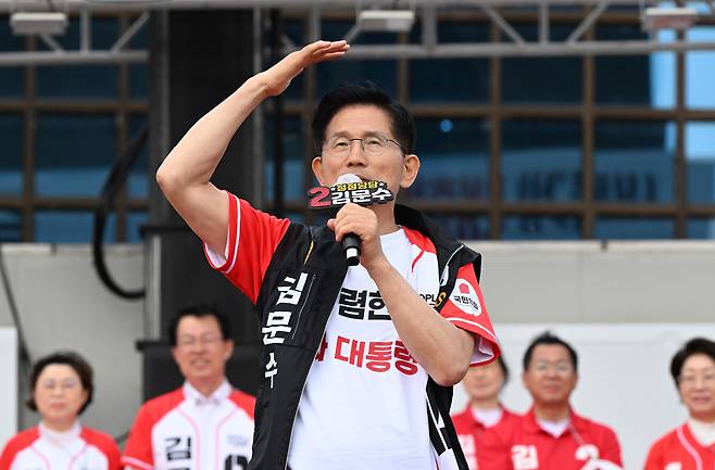 김문수 국민의힘 대선 후보가 28일 오후 경북 영천시 영천역 광장에서 열린 유세에서 시민들에게 지지를 호소하고 있다. 임현동 기자