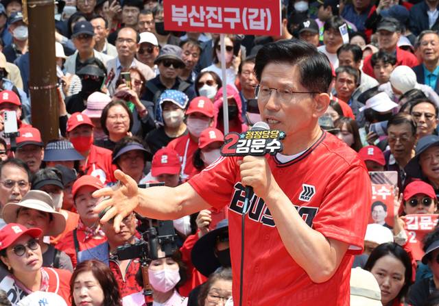 ▲ 국민의힘 김문수 대선 후보가 28일 부산 서면 쥬디스태화 백화점 앞에서 집중유세를 하고 있다. 연합뉴스