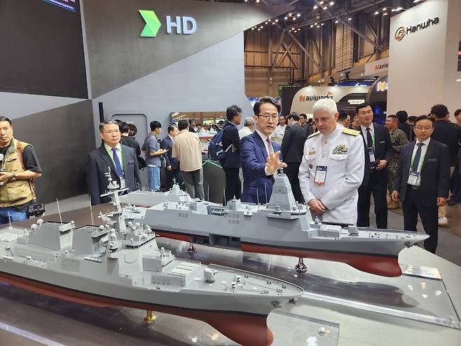 HD현대중공업 관계자가 해외 군 장성에게 자사 기술을 설명하고 있다. 성상훈 기자
