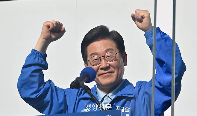 이재명 더불어민주당 대선 후보가 지난 26일 경기 남양주시 평내호평역 앞에서 열린 유세 현장에서 유권자들을 향해 지지를 호소하고 있다.박민규 선임기자