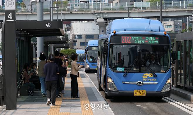 서울역버스환승센터에서 시내버스가 오가고 있다. 권도현 기자