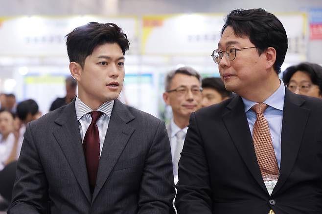 김용태 국민의힘 비상대책위원장(왼쪽)과 천하람 개혁신당 대표 권한대행 겸 원내대표가 28일 경기 고양시 킨텍스에서 열린 2025 대한민국 고졸인재 채용 엑스포 개막식에서 대화를 나누고 있다. 연합뉴스