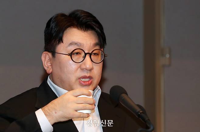 방시혁 하이브 의장이 서울 중구 프레스센터 국제회의장에서 관훈클럽 주최로 열린 관훈포럼에 참석해 기조연설 도중 물을 마시고 있다./서성일 선임기자