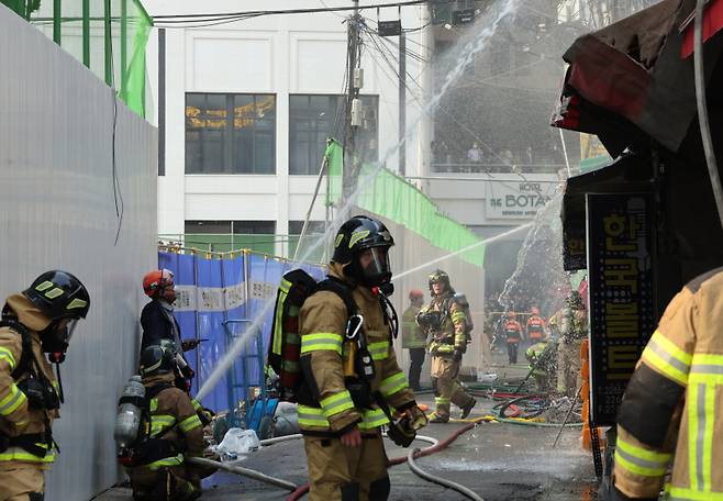 28일 서울 을지로3가역 인근 노후 상가 건물에서 화재가 발생해 소방대원들이 진화작업을 하고 있다. 연합뉴스