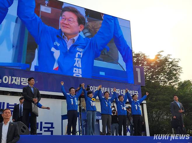 이재명 더불어민주당 대선 후보가 28일 서울 성동구 왕십리역 앞 광장에서 집중 유세를 갖고 시민들에게 인사하고 있다. 권혜진 기자