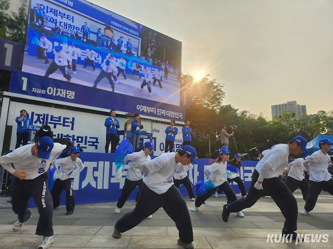 28일 서울 성동구 왕십리역 앞 광장에서 이재명 더불어민주당 대선 후보의 집중 유세가 열렸다. 권혜진 기자