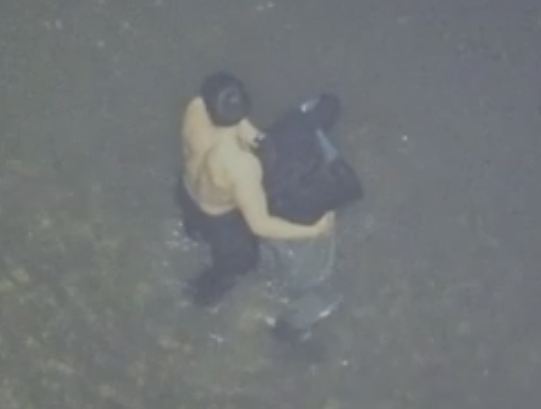 인천해양경찰서 영흥파출소 경찰관이 28일 인천 옹진군 영흥면 길마섬에서 갯벌 고립자를 구조하고 있다. 인천해경 제공