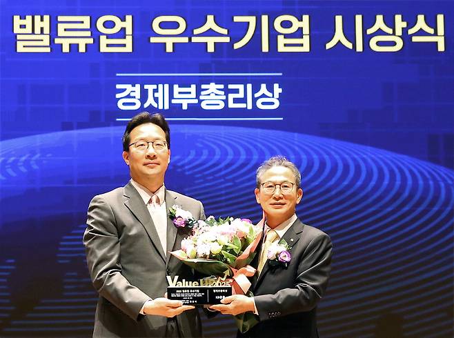 KB금융그룹이 한국거래소에서 열린 '밸류업 우수기업 시상식'에서 기업 가치를 끌어올린 성과를 인정받아 경제부총리상을 받았다고 28일 밝혔다. 양종희 KB금융그룹 회장(오른쪽)과 윤인대 기획재정부 차관보가 시상식에서 기념촬영을 하고 있다. KB금융그룹