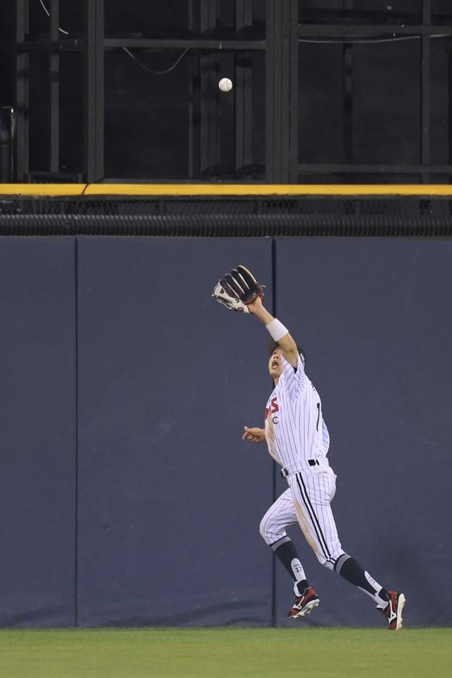 박해민이 27일 잠실 한화전 8회초 1사 후 플로리얼의 타구를 잡아내고 있다. 사진=연합뉴스