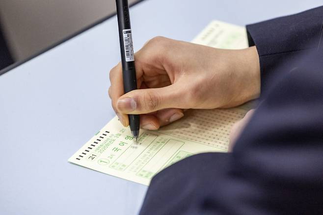 (서울=뉴스1) 사진공동취재단 = 2025년 3월 전국연합 학력평가가 실시된 26일 오전 서울 금천구 금천고등학교에서 학생들이 시험 준비를 하고 있다. 2025.3.26/뉴스1 Copyright (C) 뉴스1. All rights reserved. 무단 전재 및 재배포, AI학습 이용 금지. /사진=(서울=뉴스1) 사진공동취재단