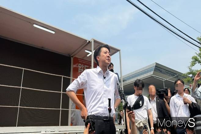 이준석 후보는 28일 여의도 유세 직후 브리핑에서 비유 논란에 대해 입을 열었다. /사진=김서연 기자