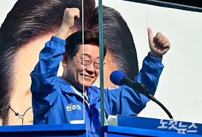 이재명 더불어민주당 대선 후보가 26일 오후 경기도 남양주시 평내호평역에서 열린 유세에 참석해 인사를 하고 있다. 남양주=류영주 기자
