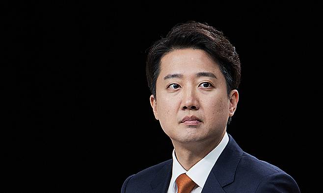 개혁신당 이준석 후보가 27일 서울 마포구 상암동 MBC 스튜디오에서 열린 정치 분야 TV토론회를 준비하고 있다. 국회사진기자단