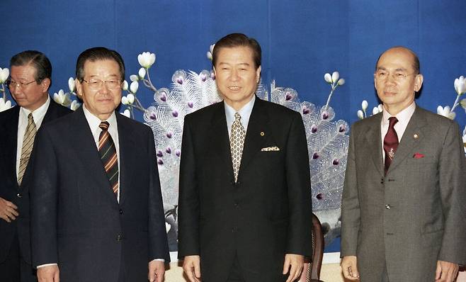 대통령 선거를 앞둔 1997년 11월 이른바 ‘DJP 연합’ 결성에 합의한 직후 한 자리에 모인 김종필 전 국무총리(왼쪽부터), 김대중 전 대통령, 박태준 전 국무총리. DJP 연합에 박태준도 합류하면서 혹자는 박태준의 이름 첫 글자 이니셜까지 포함시켜 ‘DJT 연합’이라고 부르기도 했다. 세계일보 자료사진