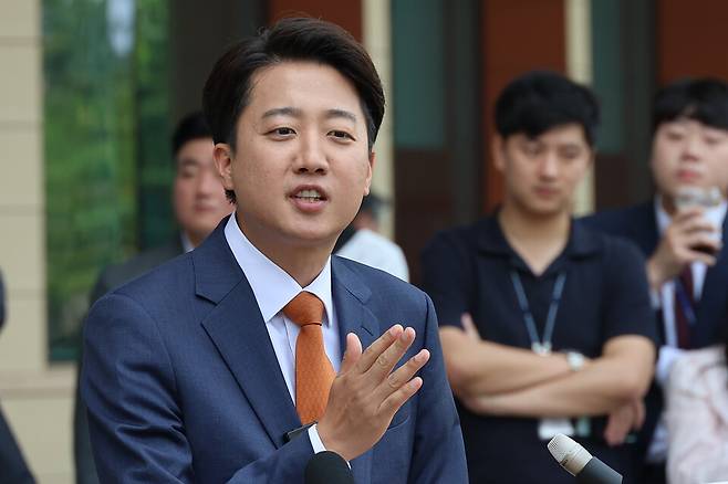 이준석 개혁신당 대선 후보가 지난 27일 서울 여의도 국회에서 김문수 국민의힘 후보와의 단일화에 대한 거부 입장을 거듭 밝힌 뒤 취재진의 질문에 답하고 있다.