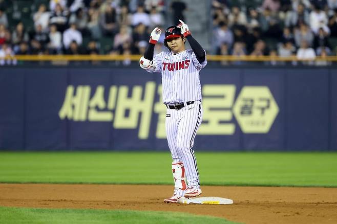 LG 문보경이 27일 잠실구장에서 열린 한화전에서 6회말 2루타를 날린 뒤 덕아웃을 향해 세리머니를 하고 있다. 올해 문보경은 좌투수를 상대로 0.400의 성적을 올렸다. 중심타선에서 확실한 공격력을 보이며 팀 상승세를 이끌고 있다. 사진제공|LG 트윈스