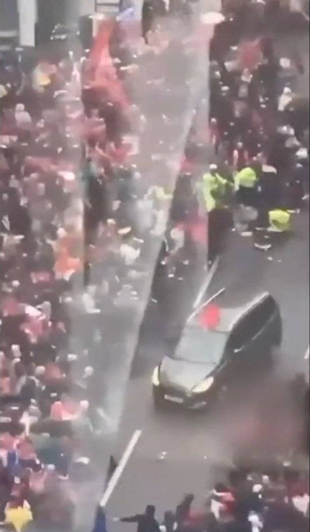 현지시간 26일 오후 6시경 영국 리버풀 도심에서 진행된 리버풀의 EPL 우승 퍼레이드 도중 차량 한 대가 군중을 향해 돌진해 최소 47명이 다쳤다. 사고 당시 인파를 향해 속도를 높이는 차량. 사진출처|유튜브 화면 캡처
