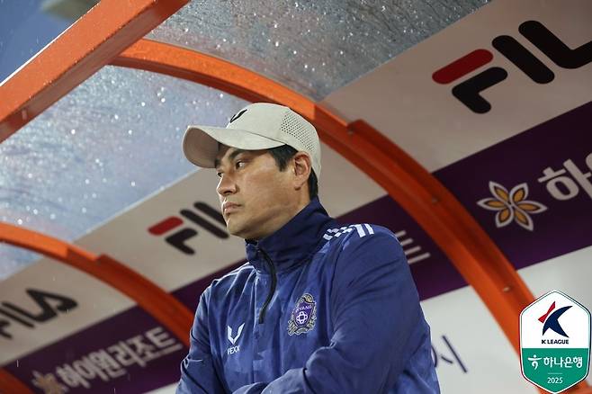 유병훈 안양 감독이 28일 강원과 원정경기에서 그라운드를 바라보고 있다. 사진제공|한국프로축구연맹