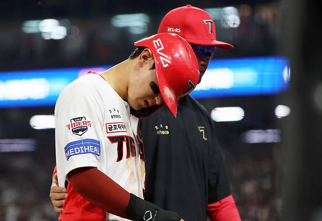 KIA 김도영이 27일 광주 기아챔피언스필드에서 열린 2025 프로야구 키움과 경기에서 5회말 2루 도루에 성공한 뒤 부상으로 교체되고 있다. 광주 | 연합뉴스