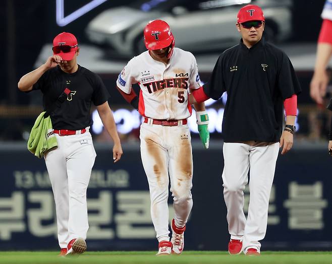 KIA 김도영이 27일 광주 기아챔피언스필드에서 열린 2025 프로야구 키움과 경기에서 5회말 2루 도루에 성공한 뒤 부상으로 교체되고 있다. 광주 | 연합뉴스