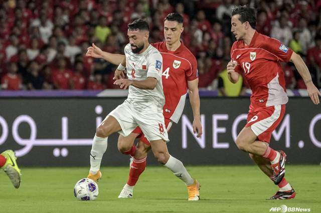 경기에 집중하는 인도네시아 대표팀(빨간색 유니폼). /AFPBBNews=뉴스1