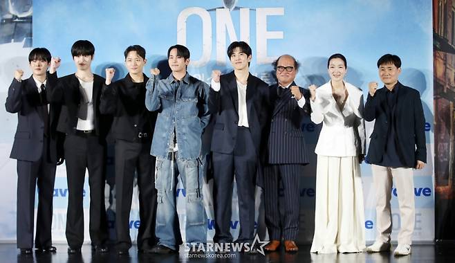 배우 이정하, 김도완, 유희제, 육준서, 임성균, 김상호, 김주령, 이성태 감독이 28일 서울 광진구 롯데시네마 건대입구에서 진행된 드라마 'ONE : 하이스쿨 히어로즈' 제작발표회에 참석해 포즈를 취하고 있다. /2025.05.28 /사진=김휘선 hwijpg@