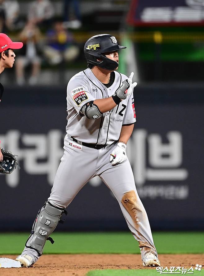 KT 위즈 핵심 타자 강백호가 지난 27일 신한 Sol 뱅크 KBO리그 두산전에 5번 지명타자로 선발 출전해 주루 도중 베이스를 잘못 밟아 우측 발목 인대 파열 부상을 당했다. 향후 8주 회복 기간이 필요하다. 엑스포츠뉴스 DB