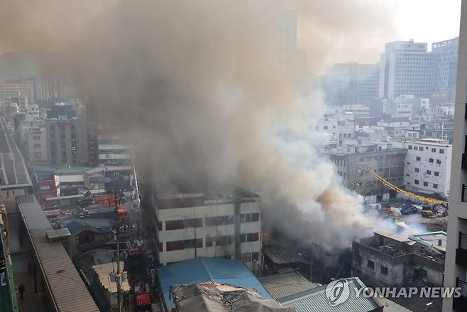 서울 중구 노후상가 화재 (서울=연합뉴스) 이진욱 기자 = 28일 서울 을지로3가역 인근 노후 상가 건물에서 화재가 발생해 불길과 함께 연기가 피어오르고 있다. 2025.5.28 cityboy@yna.co.kr