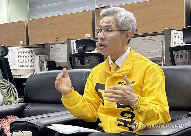 기자간담회서 발언하는 권영국 (전주=연합뉴스) 임채두 기자 = 민주노동당 권영국 대선 후보가 28일 전북특별자치도의회 기자간담회에서 발언하고 있다. 2025.5.28 doo@yna.co.kr