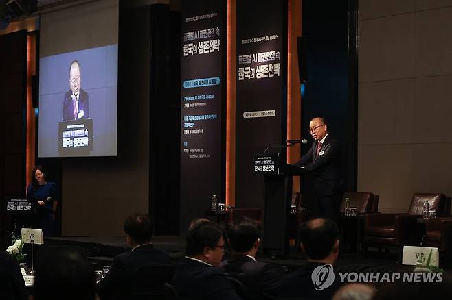 'AI 패권전쟁 생존전략은'…연합인포맥스 창사 25주년 콘퍼런스 (서울=연합뉴스) 류효림 기자 = 황정욱 연합인포맥스 사장이 28일 서울 여의도 콘래드호텔에서 '글로벌 AI 패권전쟁 속 한국의 생존전략'을 주제로 열린 연합인포맥스 창사 25주년 콘퍼런스에서 환영사를 하고 있다. 2025.5.28 ryousanta@yna.co.kr