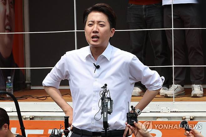 취재진 질문에 답하는 이준석 후보 (서울=연합뉴스) 김주성 기자 = 개혁신당 이준석 대선 후보가 사전투표를 하루 앞둔 28일 서울 여의도공원에서 유세를 마친 뒤 취재진의 질문에 답하고 있다. 2025.5.28 utzza@yna.co.kr