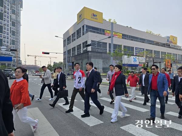 국민의힘 권성동 원내대표를 비롯한 당직자들이 시흥거북섬을 둘러보고 있다. 2025.5.29 시흥/김성주기자 ksj@kyeongin.com