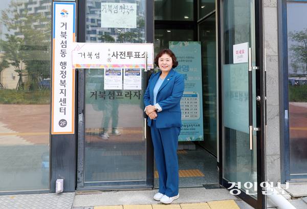 오인열 시흥시의회 의장은 29일 거북섬 사전투표소에서 투표를 마쳤다. 2025.5.29 시흥/김성주기자 ksj@kyeongin.com