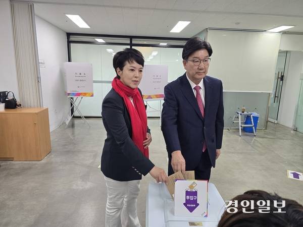 국민의힘 권성동 원내대표와 김은혜 거북섬 비리특별위원회 위원장은 29일 거북섬 사전투표소에서 투표를 마쳤다. 2025.5.29 시흥/김성주기자 ksj@kyeongin.com