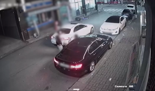 ▲ 지난해 4월22일 새벽 1시쯤 충북 청주시 흥덕구의 한 유흥가 밀집지에서 A씨 등 일당이 음주운전으로 의심되는 차량에 다가가 협박하고 있다./충북경찰청 제공