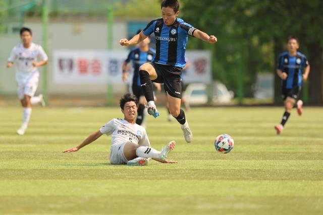 29일 개막한 금석배 축구대회에서 전북팀인 고창북고 선수가 경기의정부G스포츠클럽U18 선수의 공을 태클로 빼앗고 있다./전북축구협회 제공