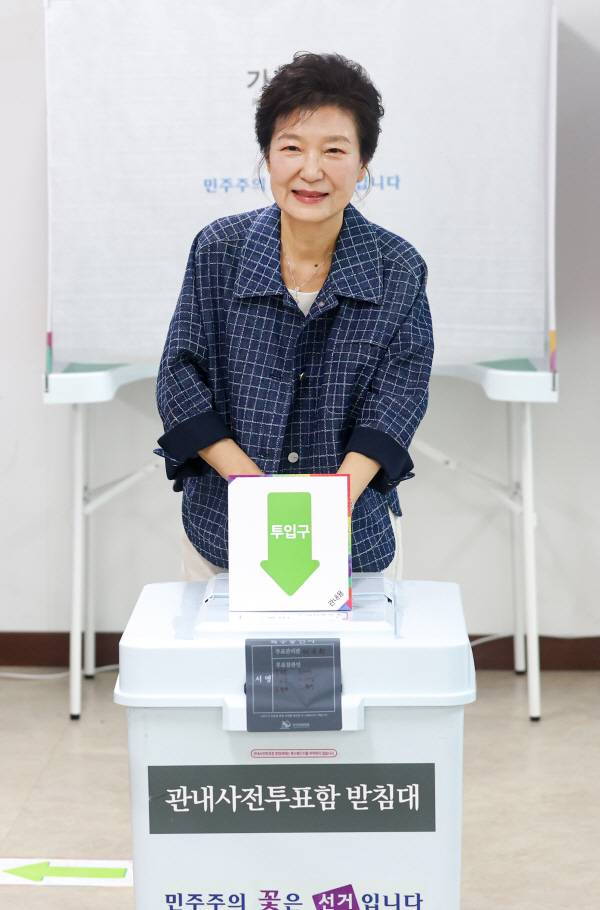 박근혜 전 대통령이 제21대 대통령선거 사전투표 첫날인 29일 오전 대구 달성군 유가읍행정복지센터에 마련된 사전투표소에서 투표하고 있다. 정훈진 기자 jhj131@kyongbuk.com