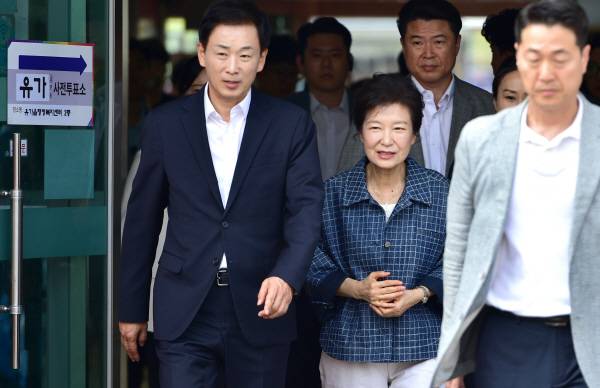 박근혜 전 대통령이 제21대 대통령선거 사전투표 첫날인 29일 대구 달성군 유가읍행정복지센터에 마련된 사전투표소에서 투표 후 국민의힘 유영하 의원과 함께 이동하고 있다. 정훈진 기자 jhj131@kyongbuk.com